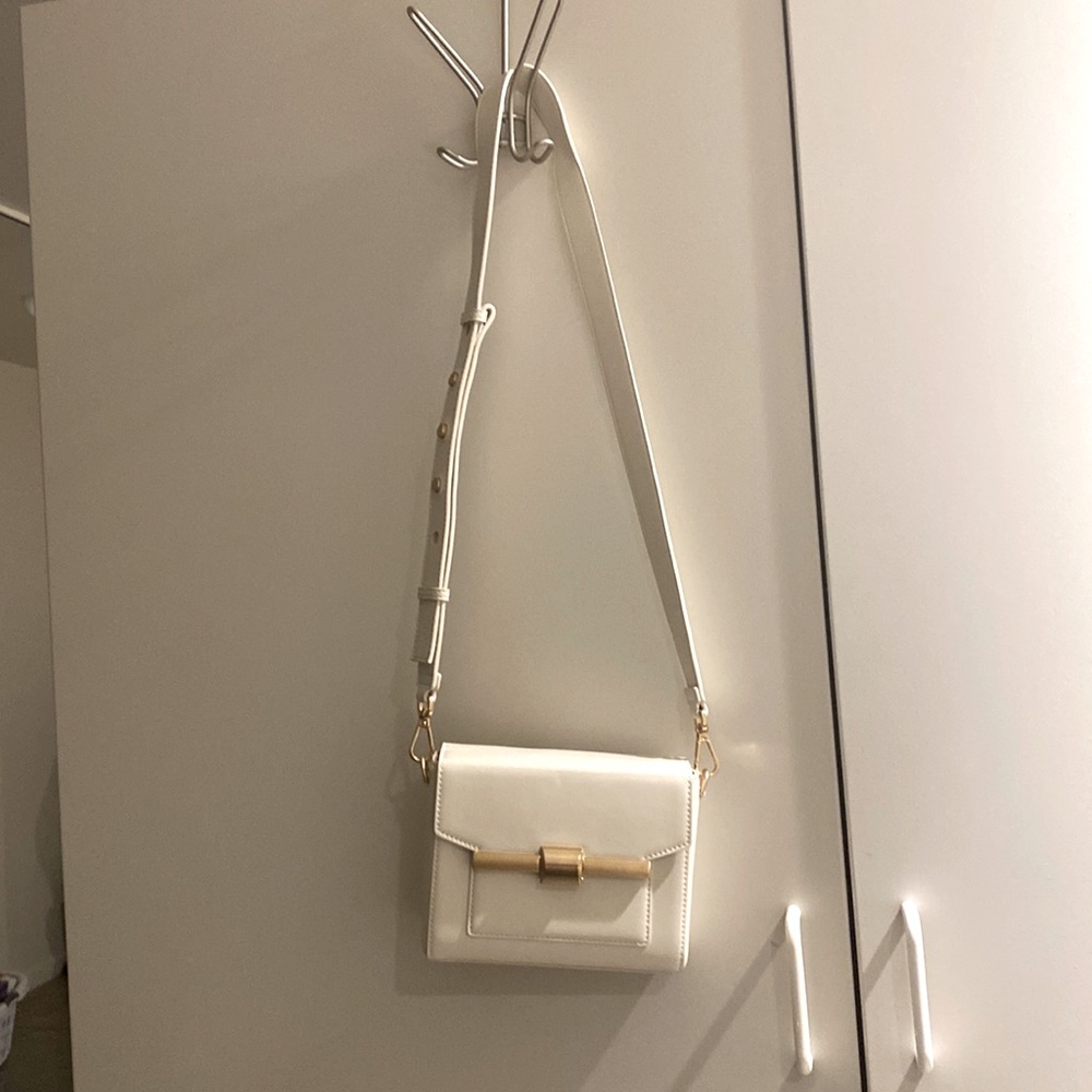 white crossbod bag
